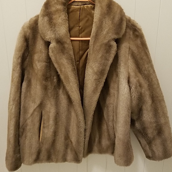 sportowne Jackets & Blazers - Woman Faux fur Jacket. Size 12/14